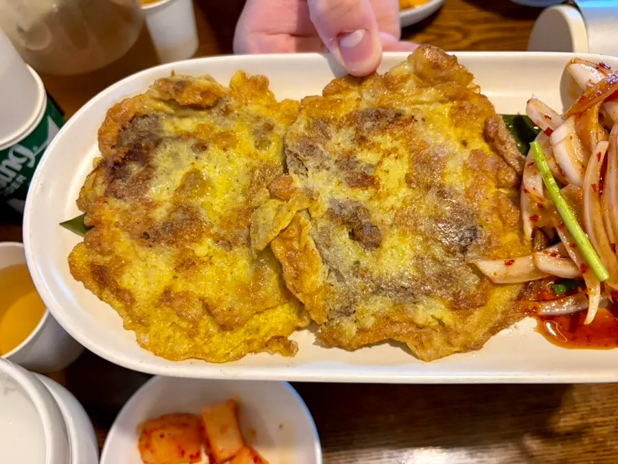부추무침이 올라간 미니 육전