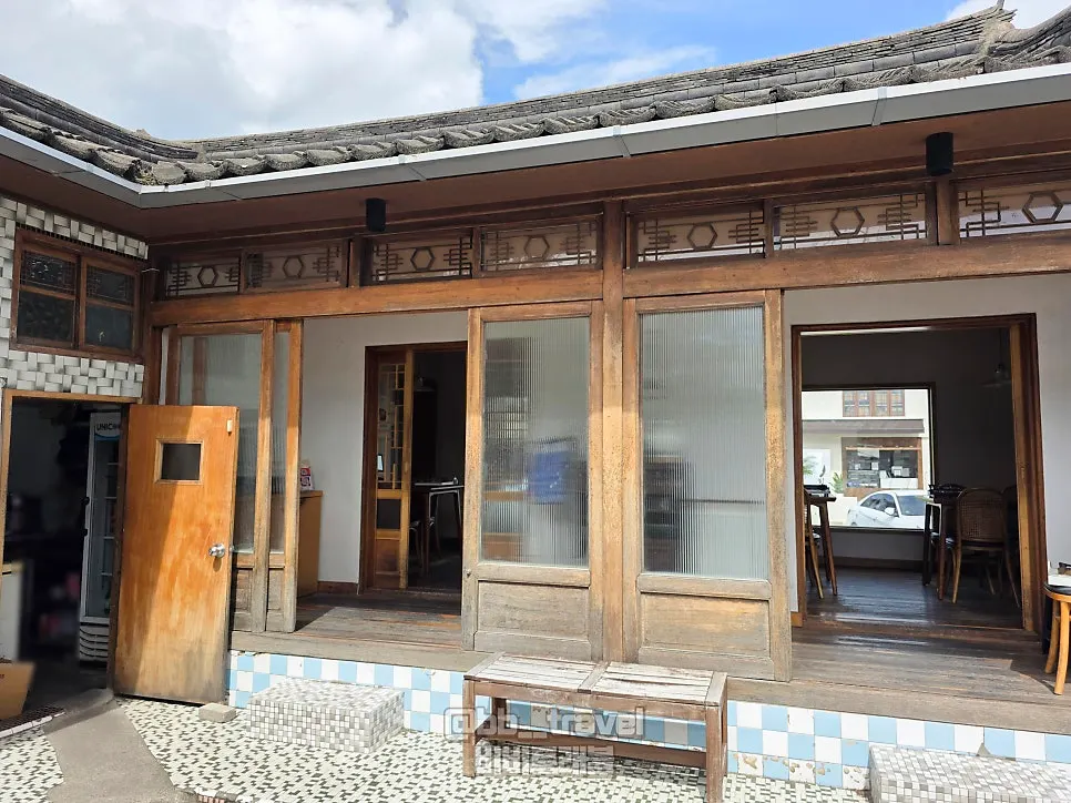 한옥을 개조한 동양백반 경주황리단길 본점 입구