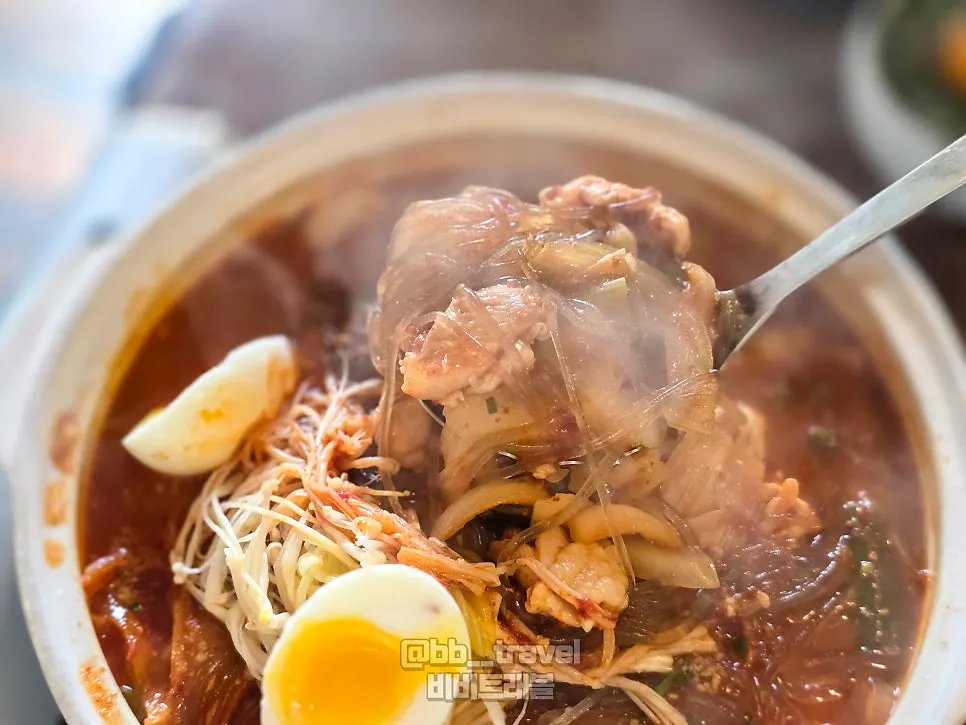 당면과 반숙계란 수제비가 들어간 닭볶음탕 국물
