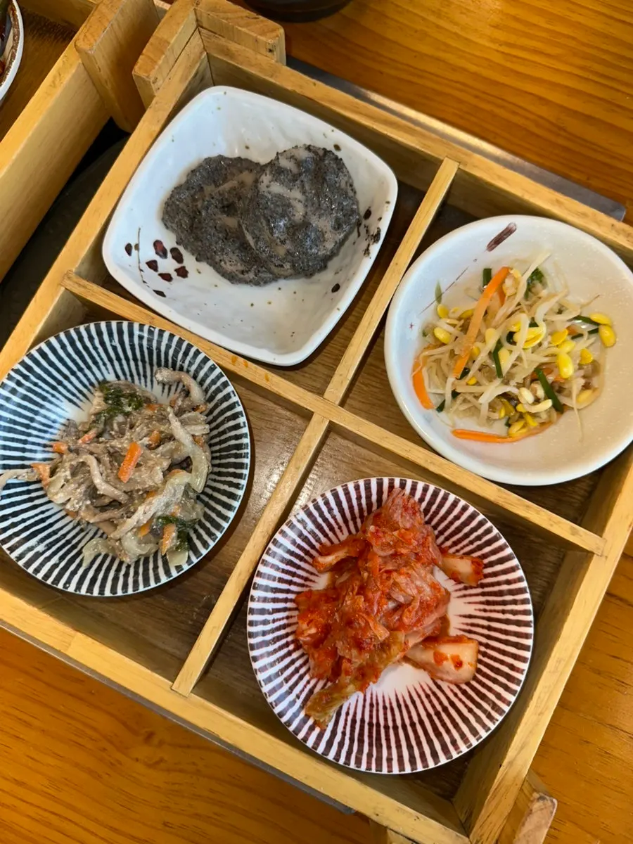 솥밥과 함께 차려진 반찬들