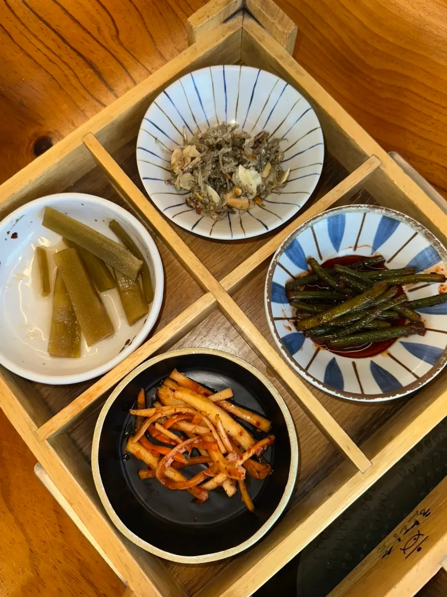 한다솥 경주점 반찬 8가지