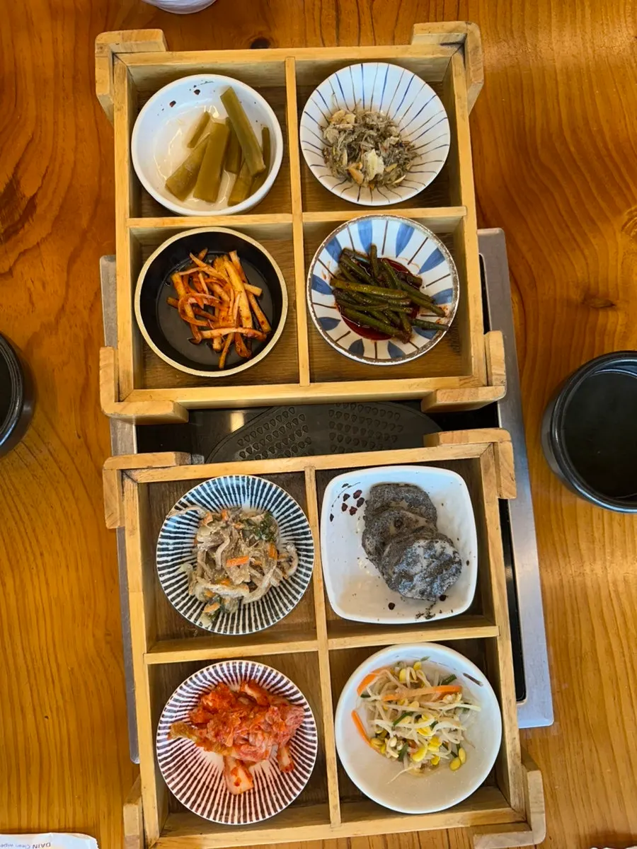 느타리버섯볶음과 마늘쫑 장아찌 등 밑반찬