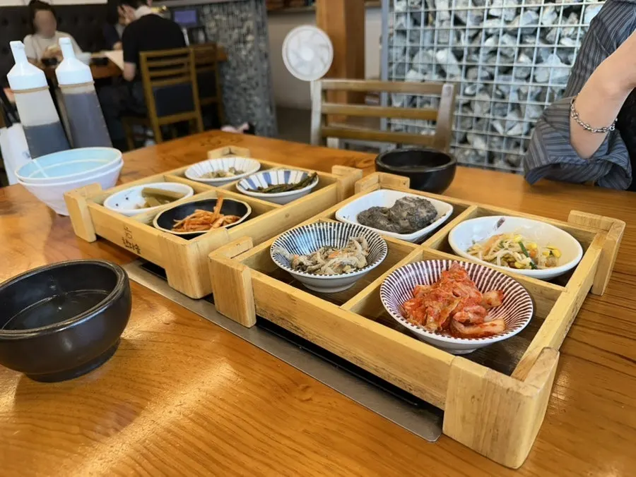 미역국과 밑반찬 상차림