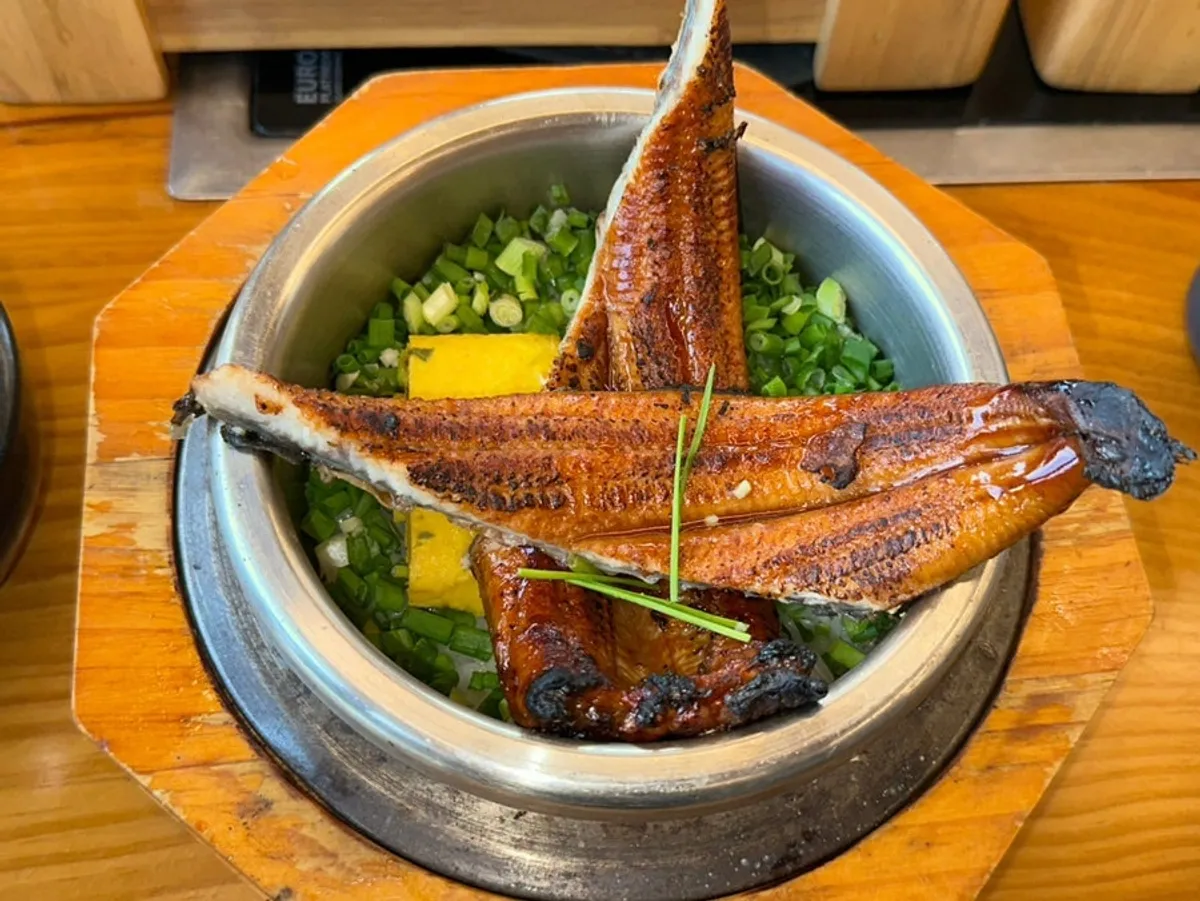 재료가 큼직하게 올라간 한다솥 솥밥