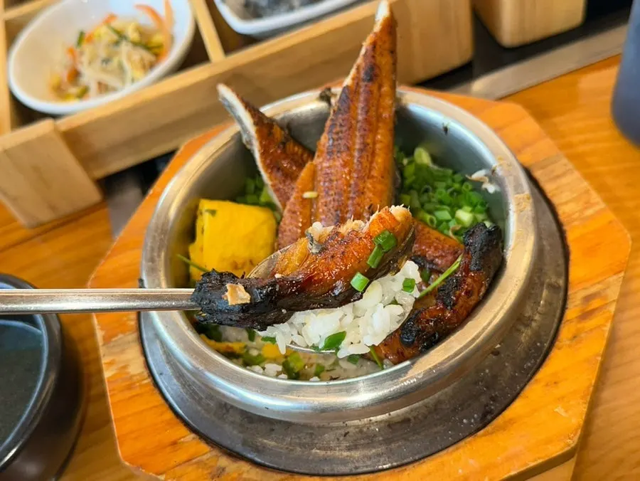 직화장어구이 솥밥 클로즈업