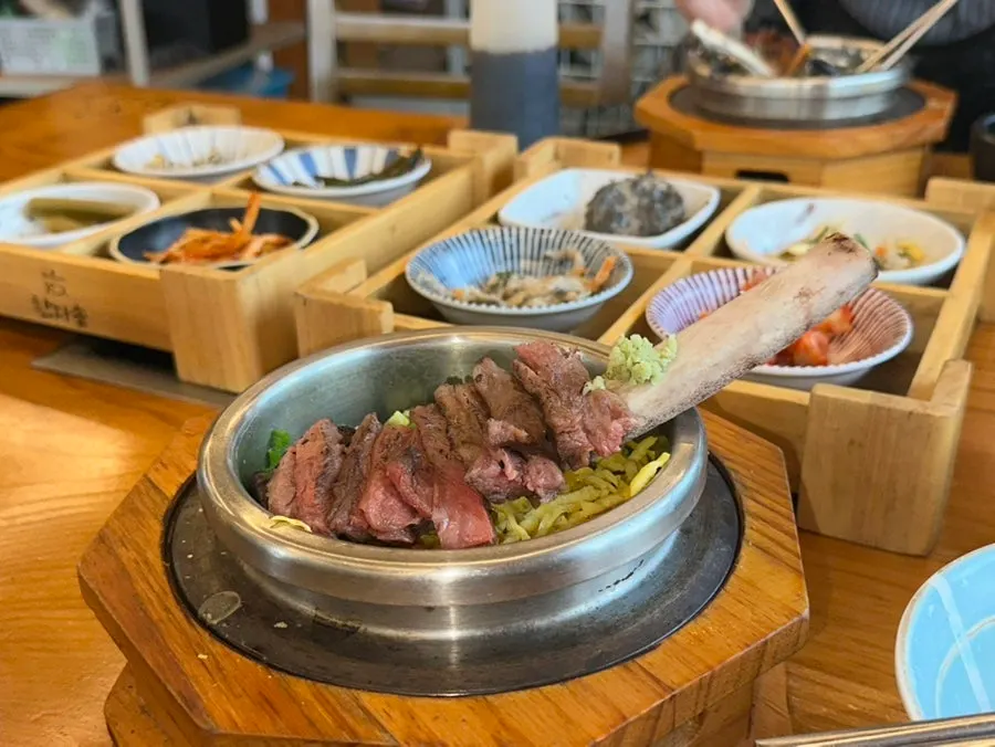 고기가 큼직하게 올라간 우대갈비 솥밥