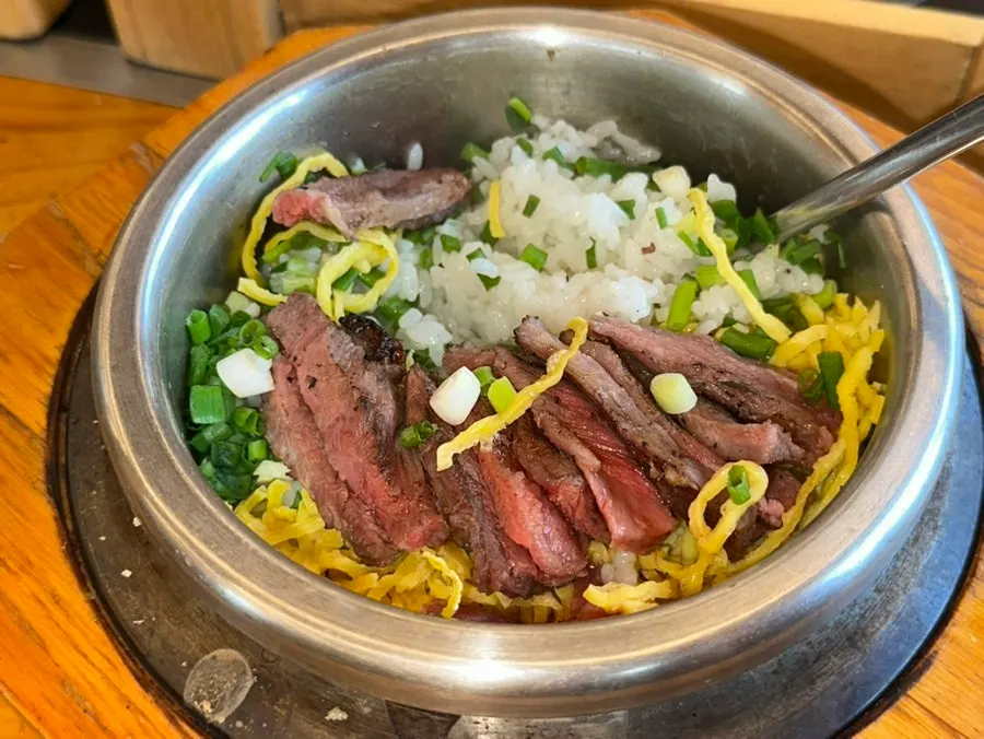 장어소스와 갈비소스가 담긴 접시
