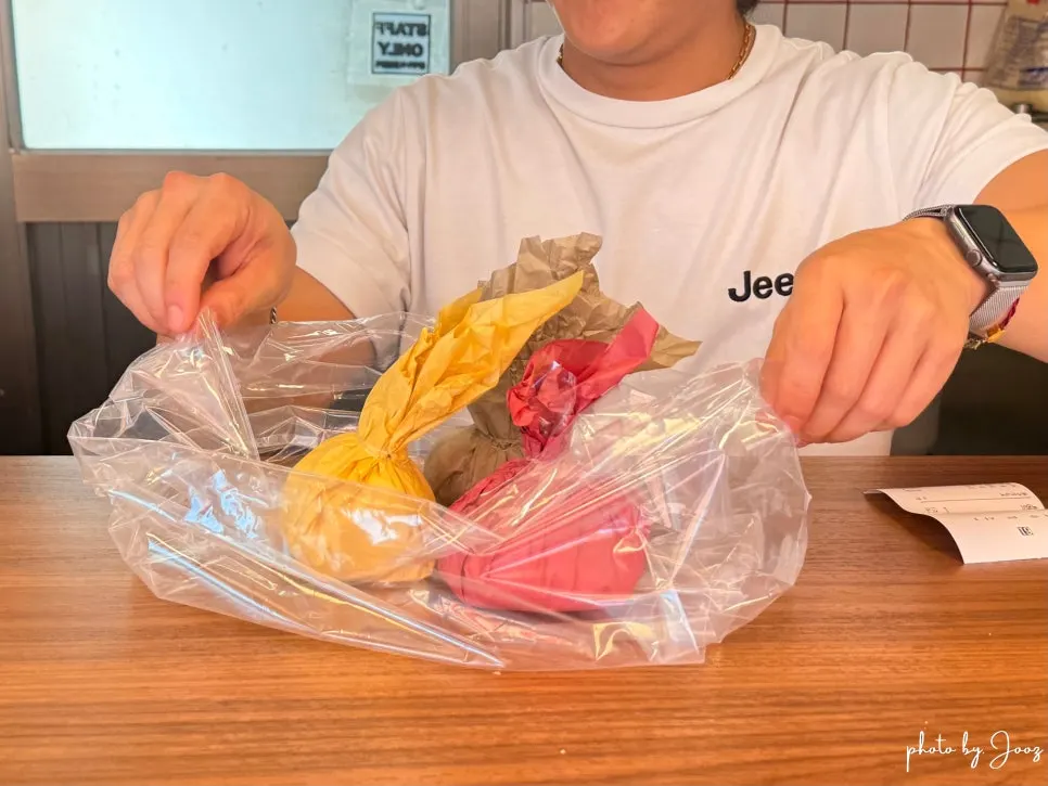타르당 직원이 모찌를 만들어 포장하는 모습