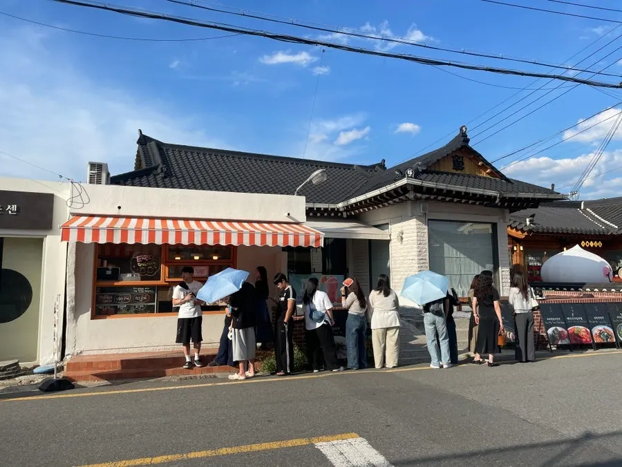 Line of customers waiting outside Tareudang