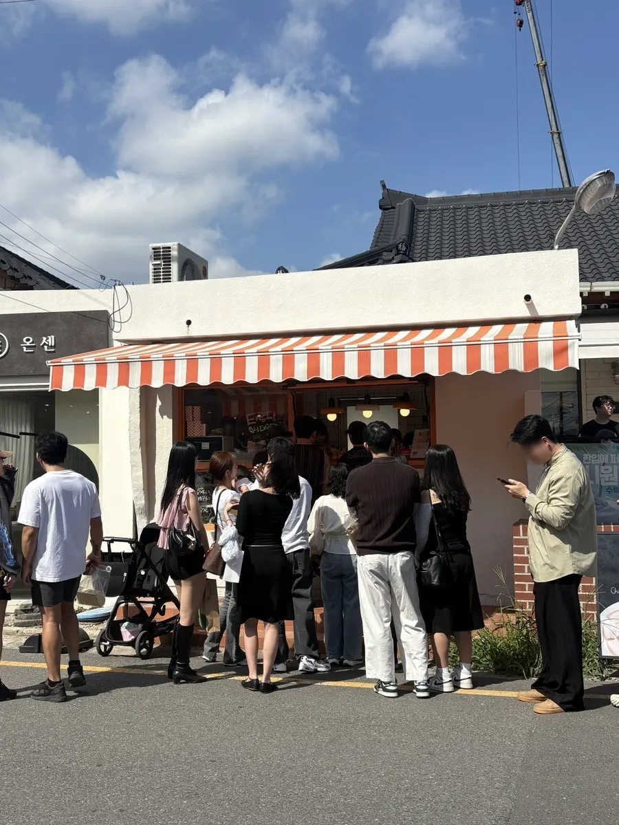 타르당 앞에서 순서를 기다리는 모습