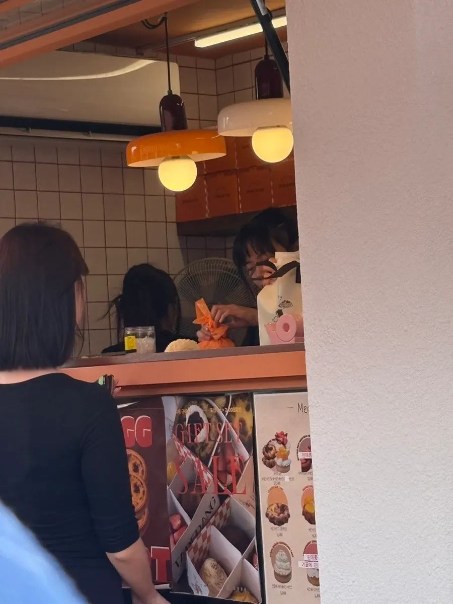 주문 픽업을 기다리는 타르당 매장 입구