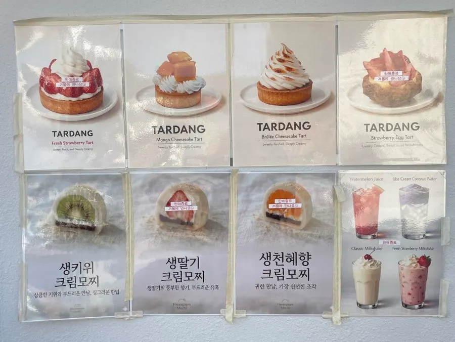 Types of fruit mochi with a signboard