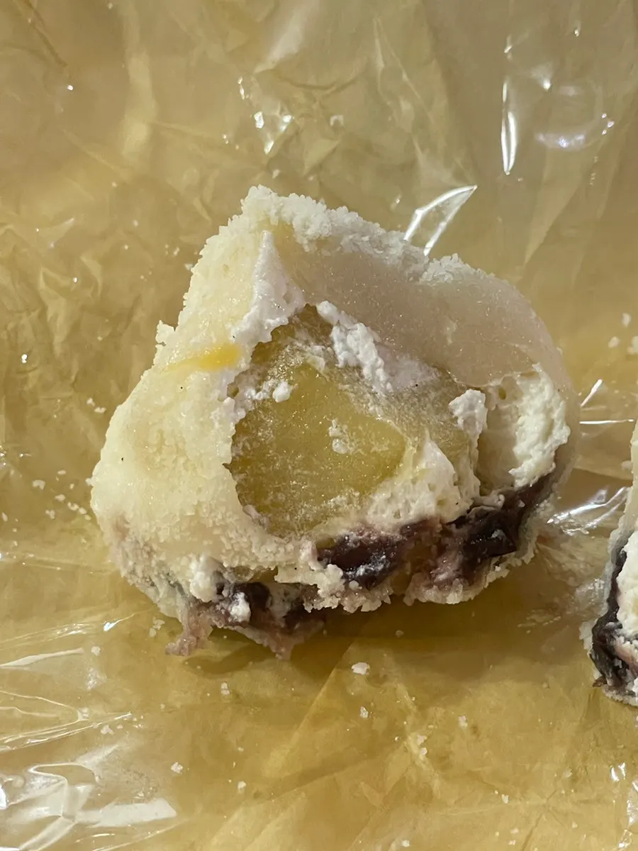 Cross-section of the kiwi mochi