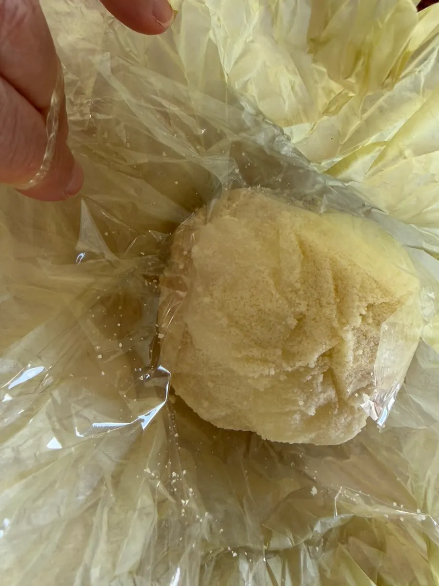 큼직한 생과일과 크림이 채워진 과일산도 단면
