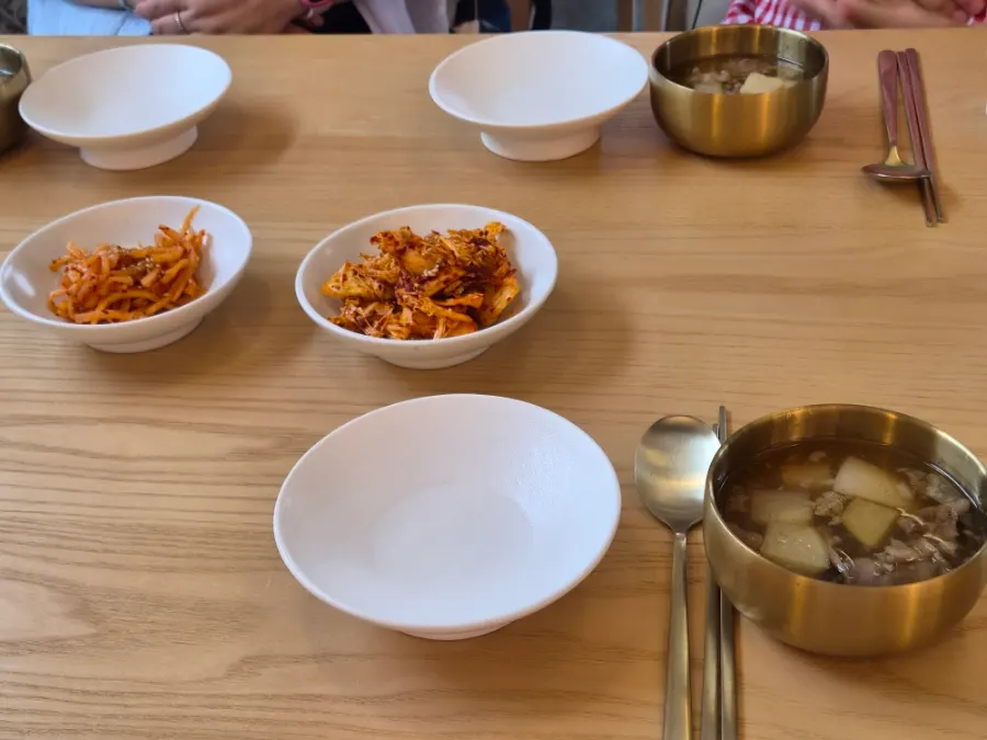 Goyu's basic table setting