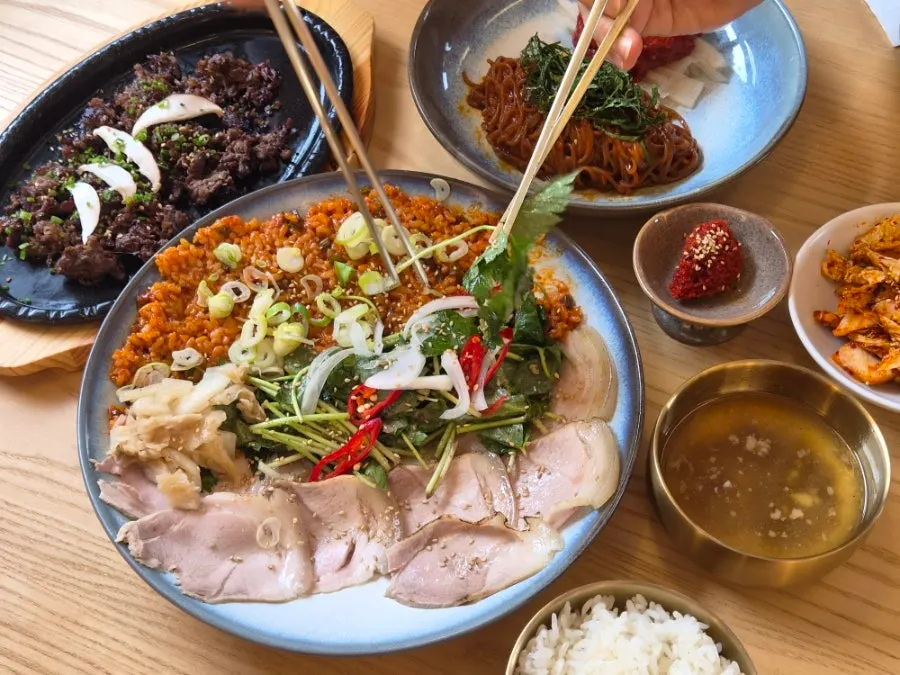 Cold jeyuk and buckwheat noodles set at Goyu