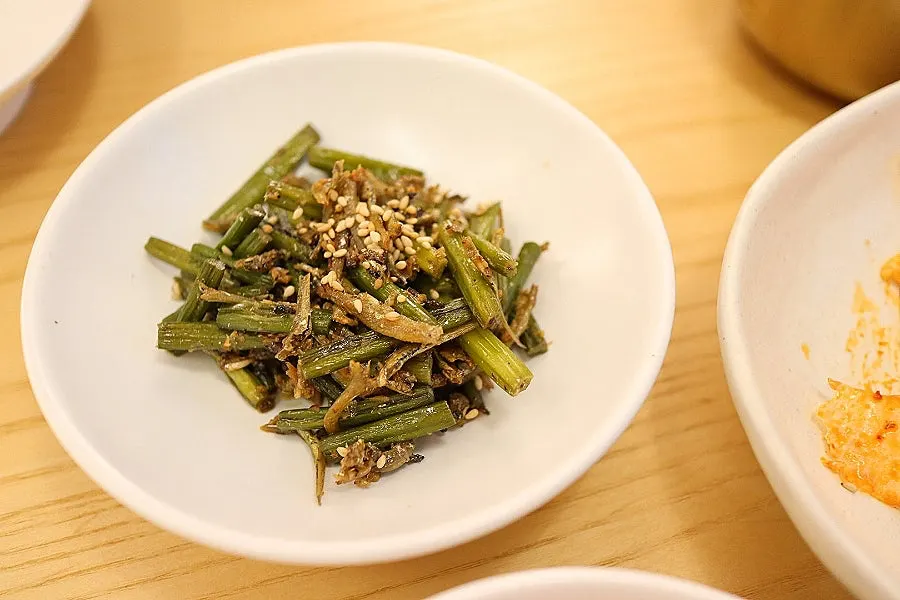 Beef radish soup and geotjeori basic side dishes