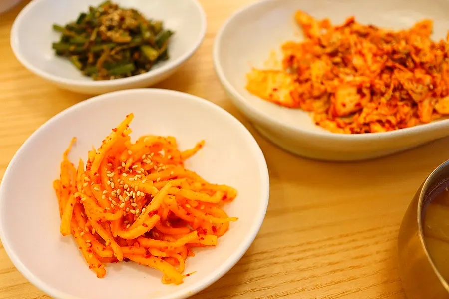 Mu-saengchae and stir-fried garlic scapes with anchovies side dishes