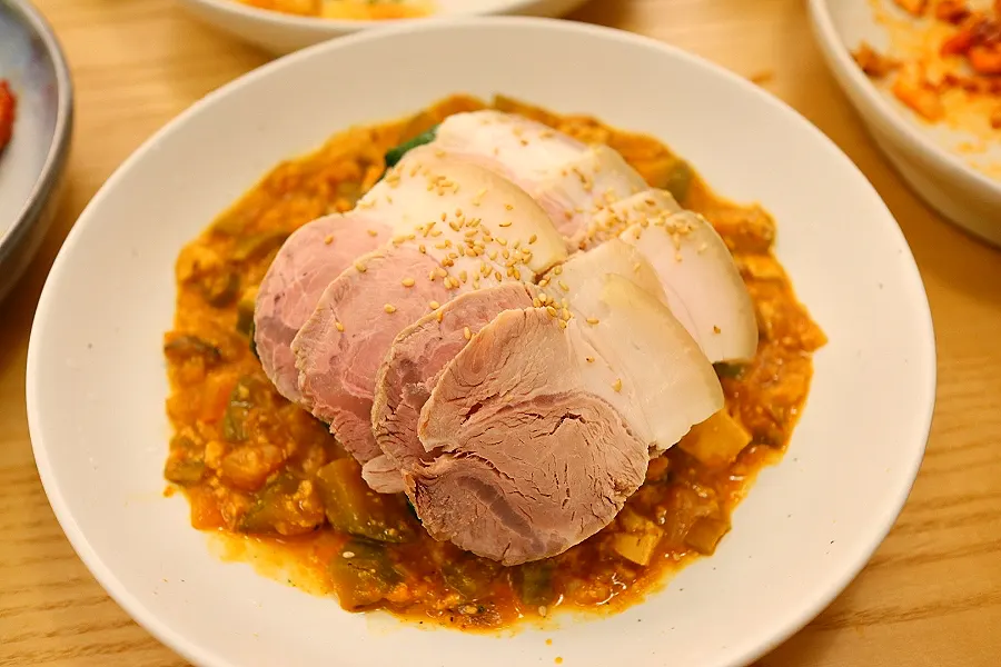 A full spread of cold pork doenjang kale ssambap
