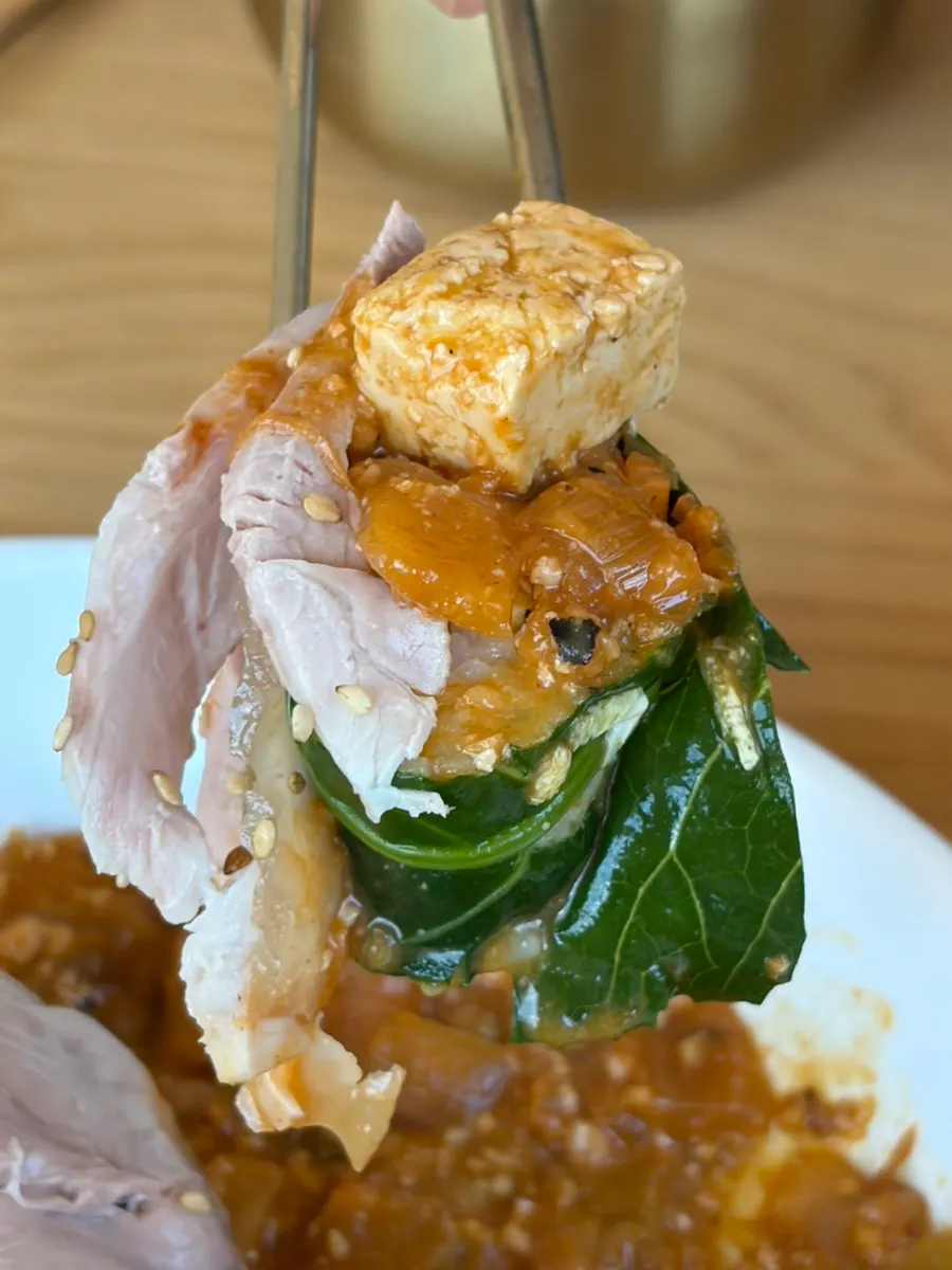 Bite-sized doenjang ssambap topped with cold jeyuk