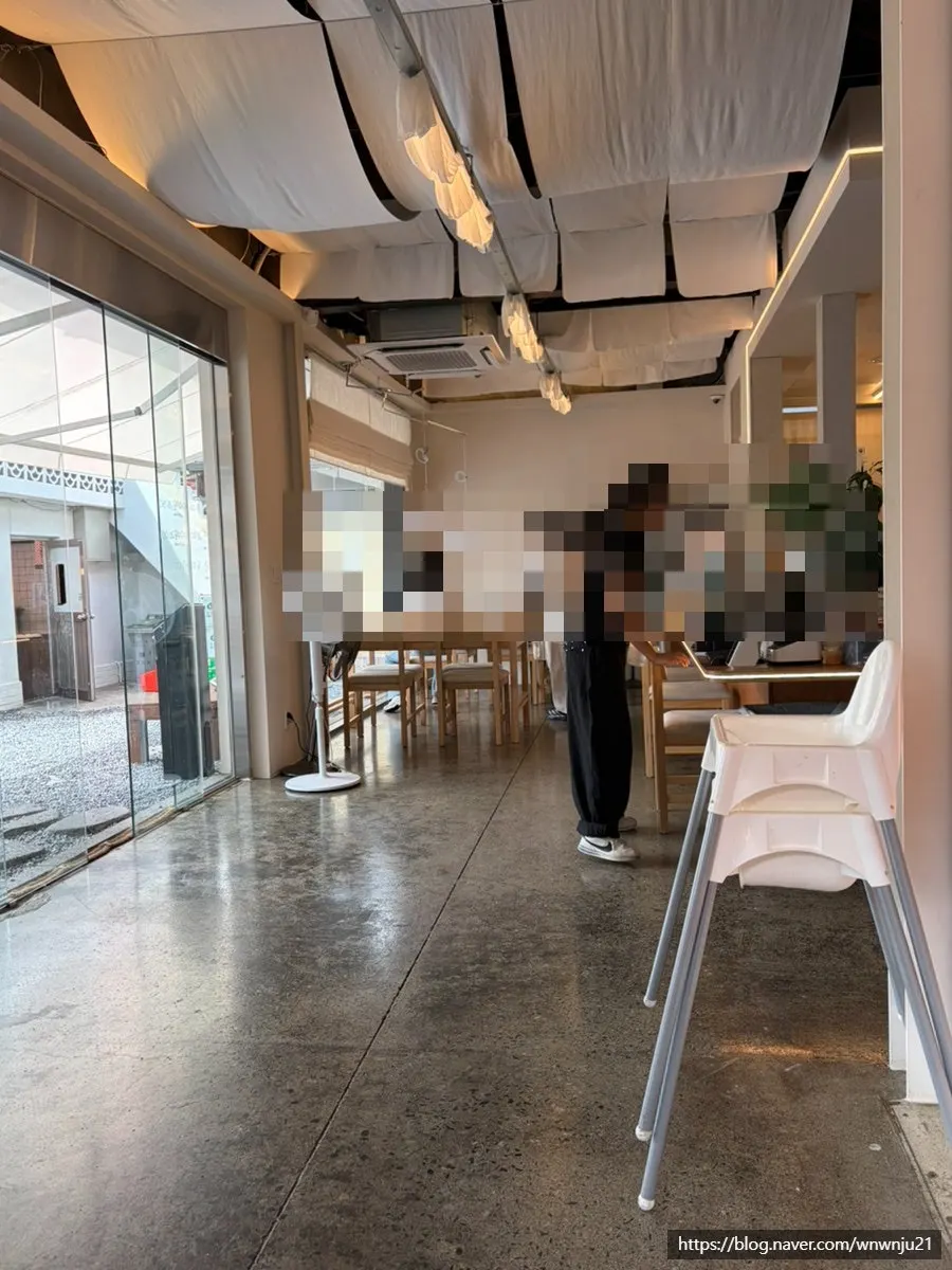 고유 매장 내부 좌석 전경