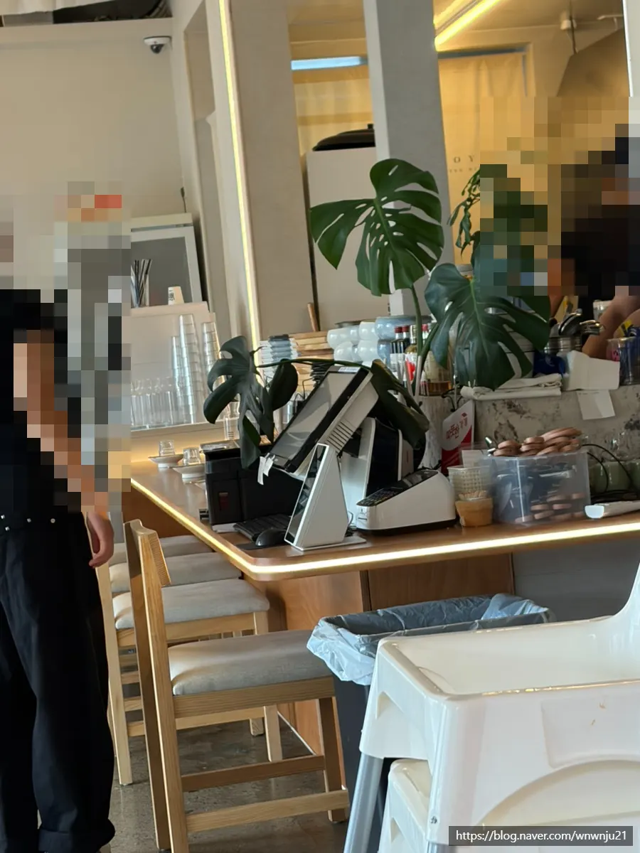 좌석 간격이 넓은 고유 테이블