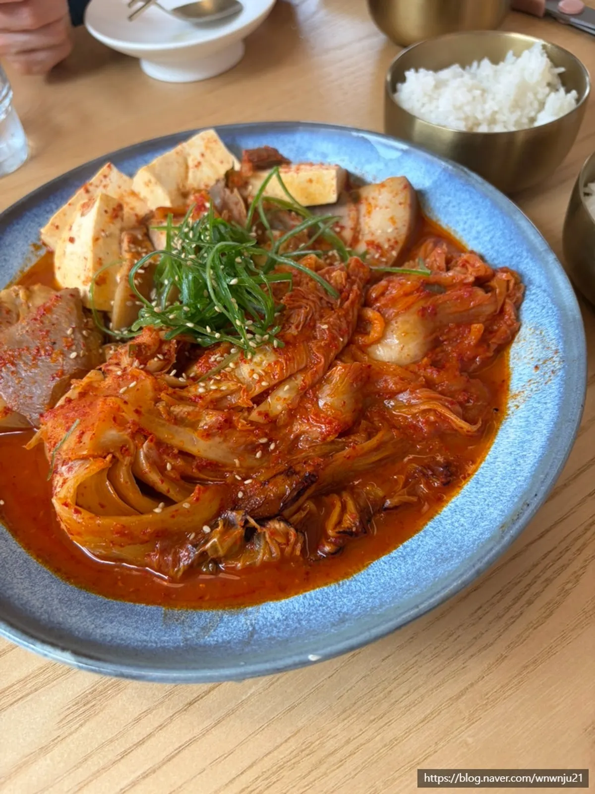 푹 익은 김치와 고기가 가득한 돼지김치찜