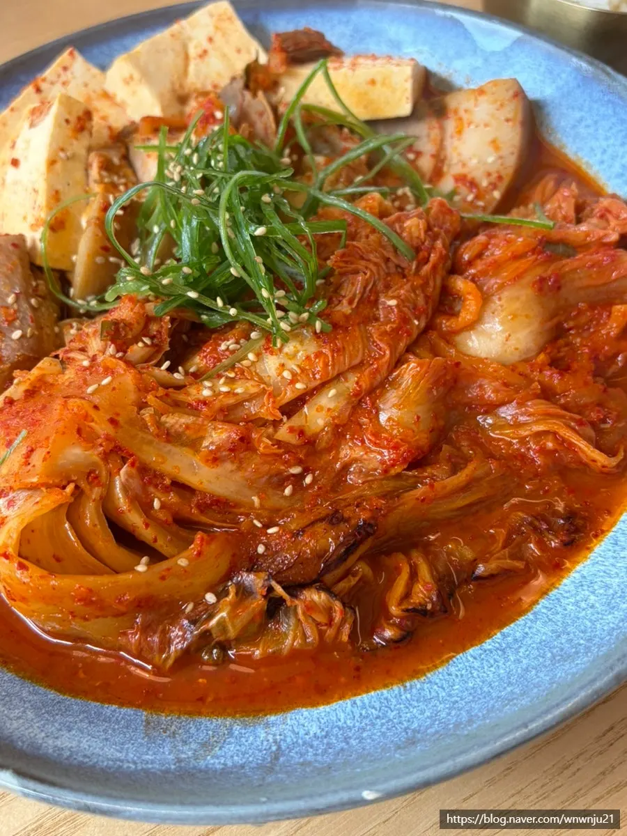 밥과 함께 먹는 고유 돼지김치찜