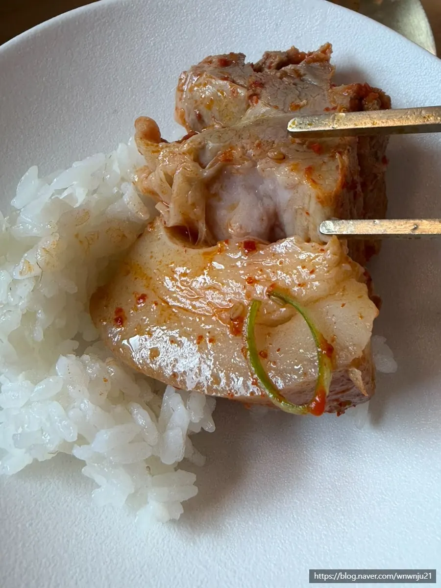 김치찜 속 부드러운 돼지고기