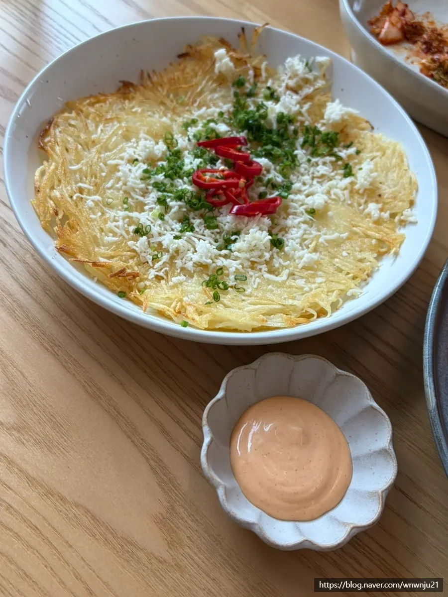 김치를 올린 김치찜 한 입