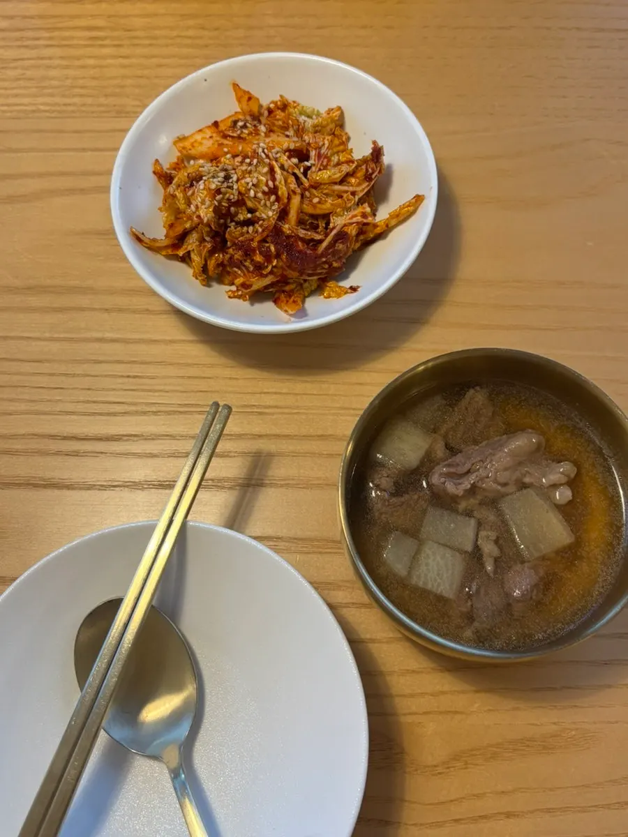 고유의 겉절이와 소고기 뭇국 기본 상차림