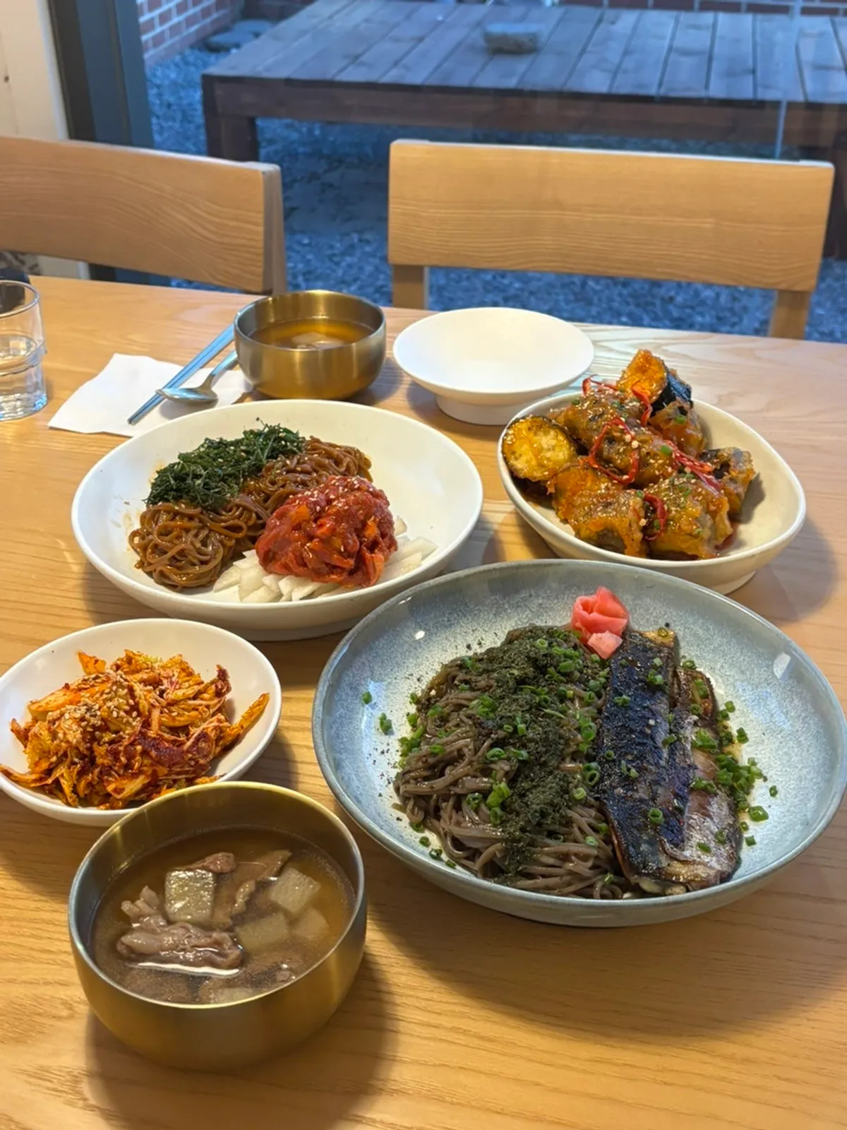 창밖 한옥이 보이는 자리의 퓨전한식 상차림