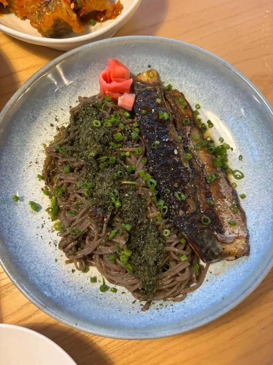 통창 너머 한옥 풍경과 테이블