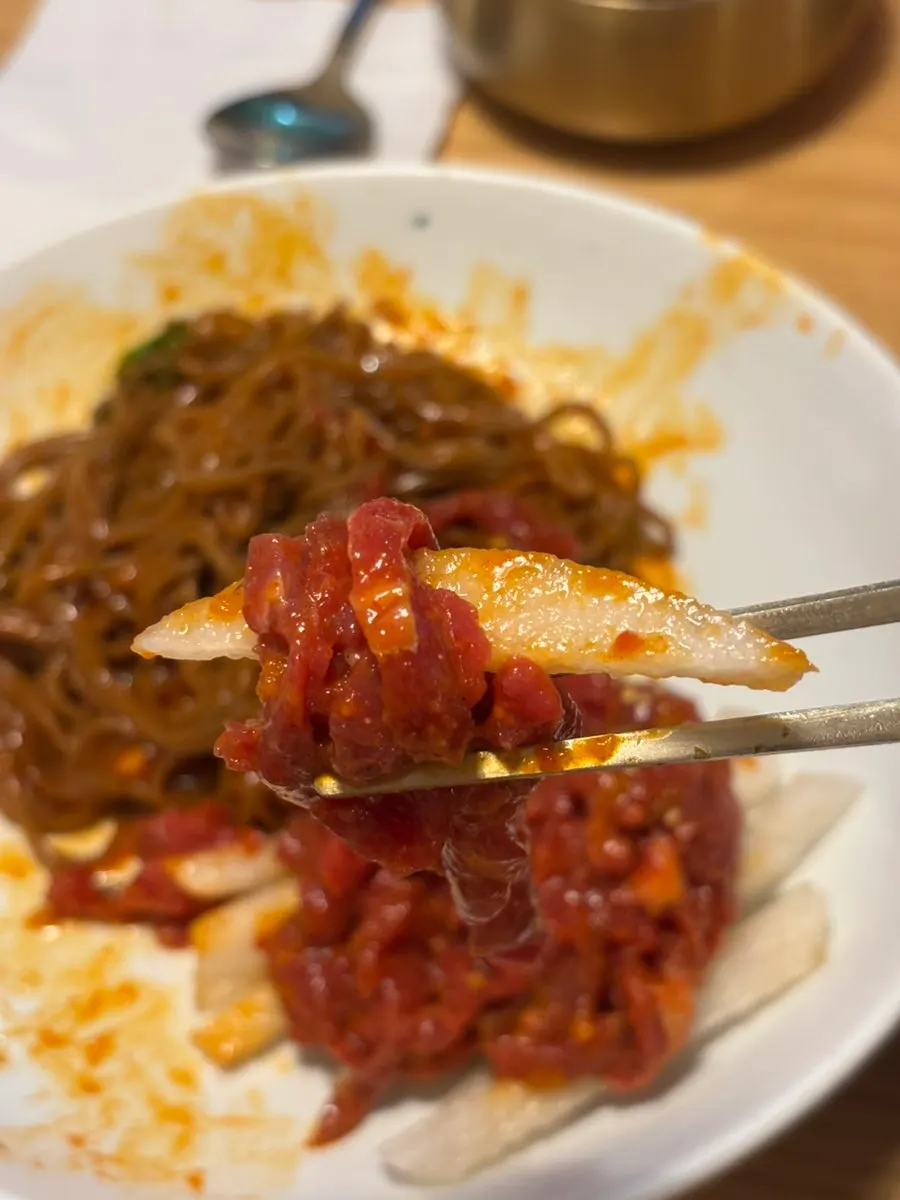깻잎과 함께 나온 한우육회비빔메밀면