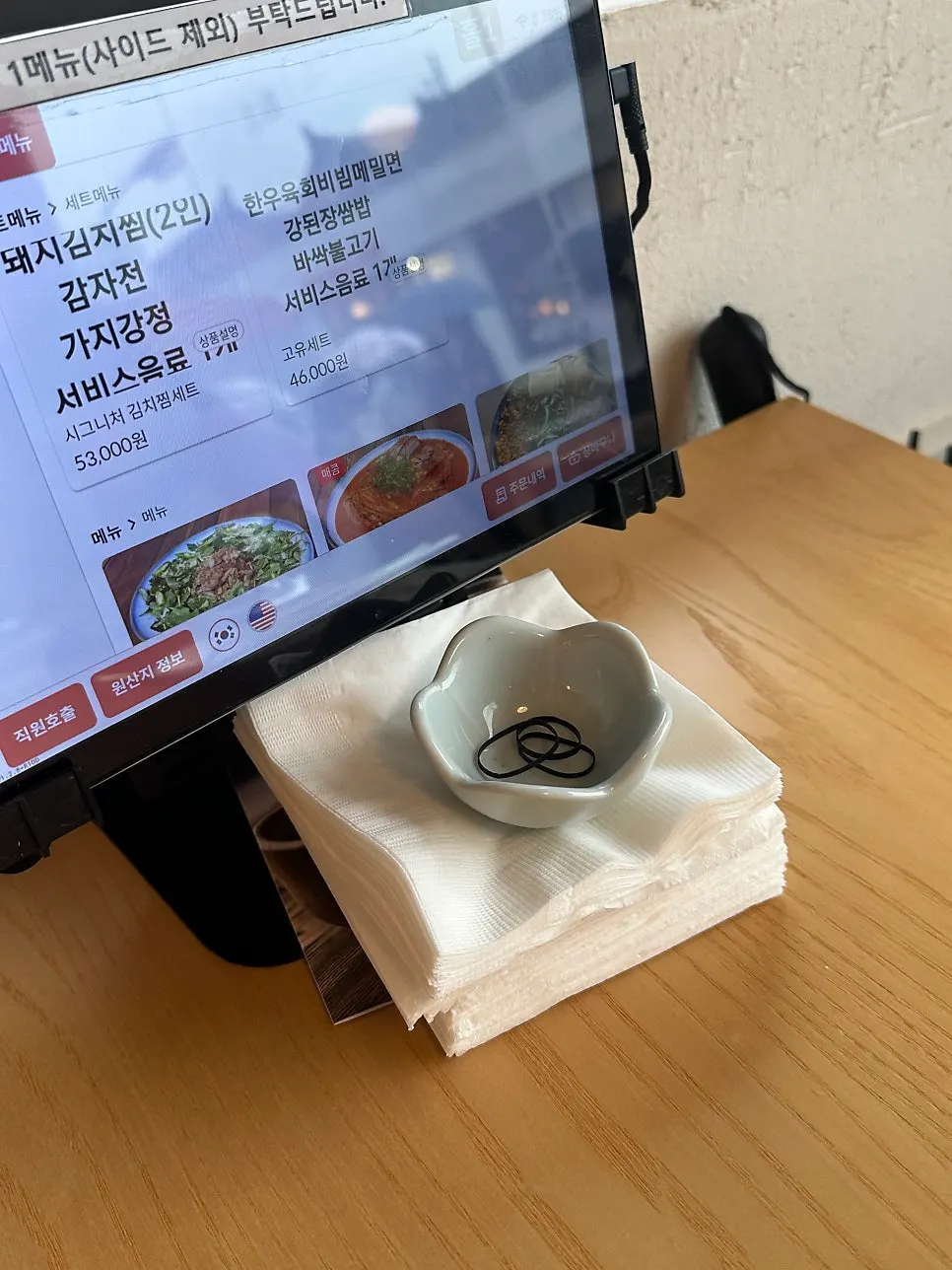 테이블에 준비된 머리 고무줄