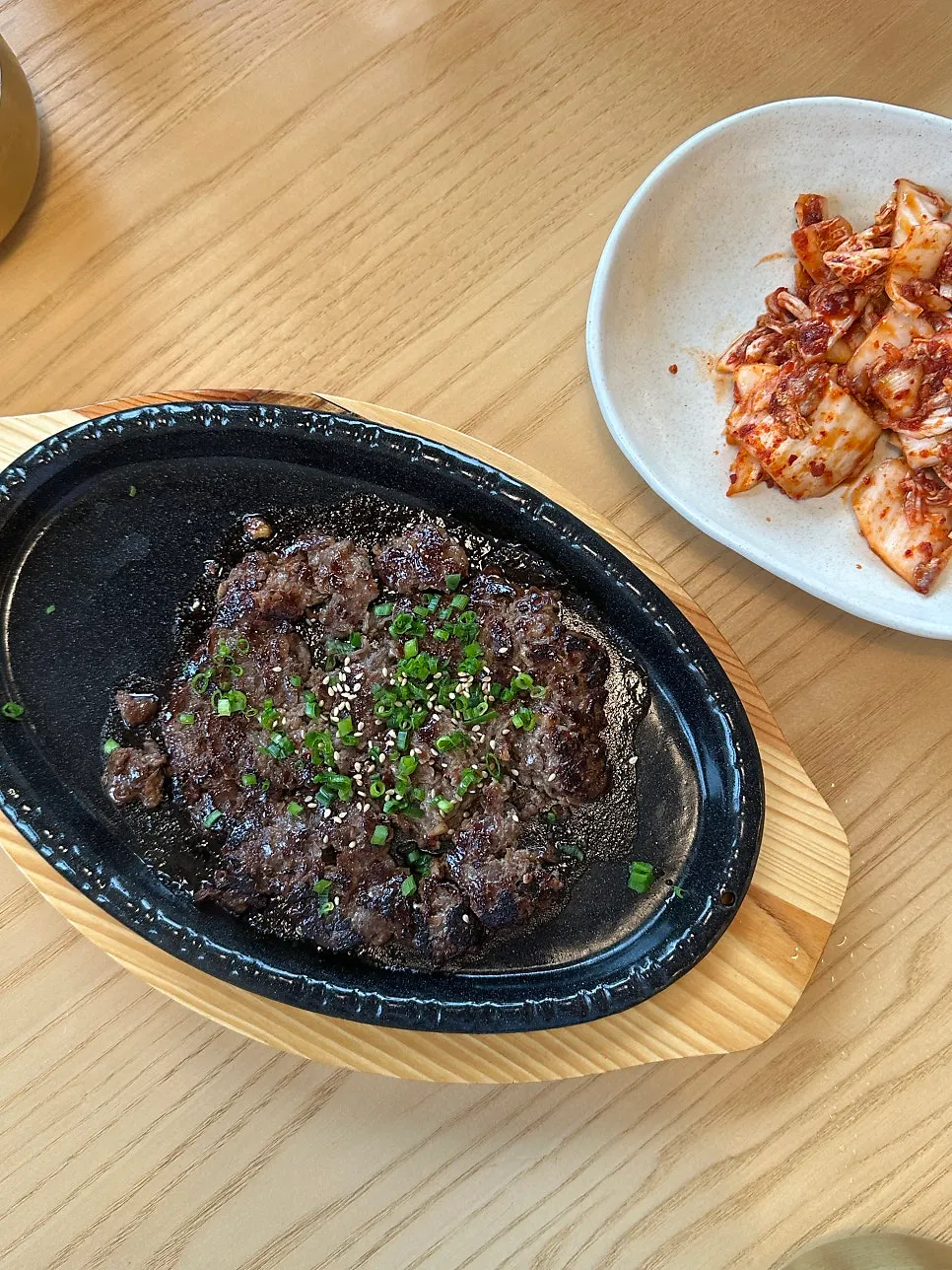 비 오는 날 고유 창가 풍경
