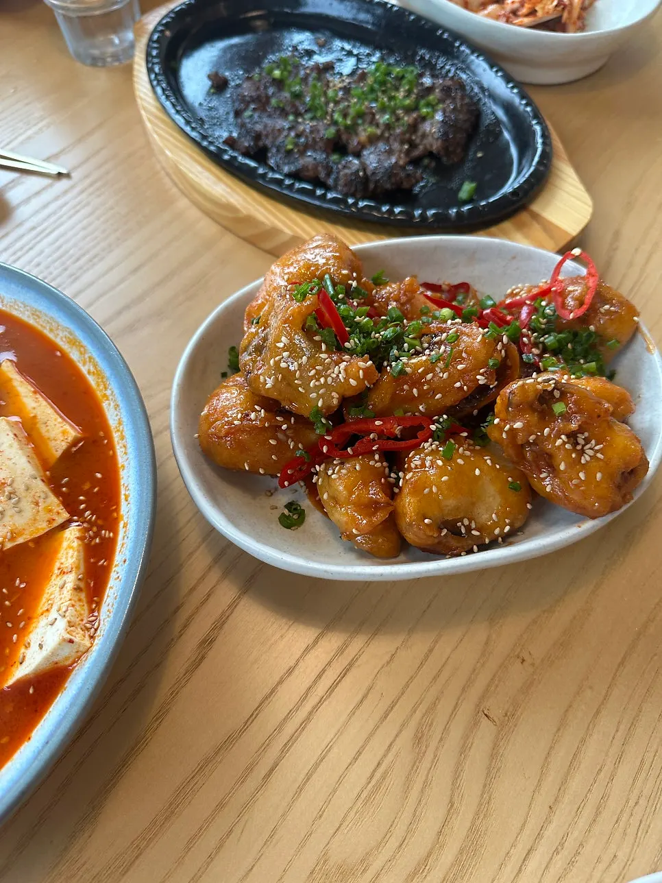 김치찜과 곁들인 반찬들
