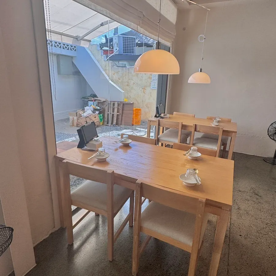 간접 조명이 은은한 고유 매장 내부