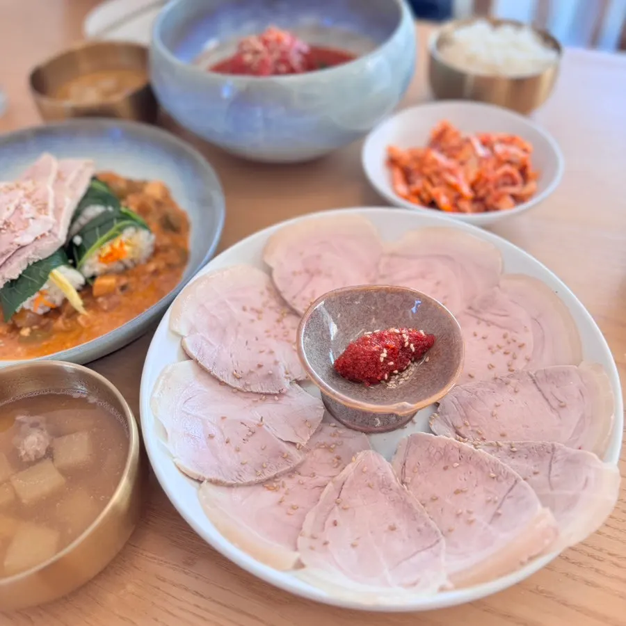 얇게 썰어낸 고유 냉제육 접시