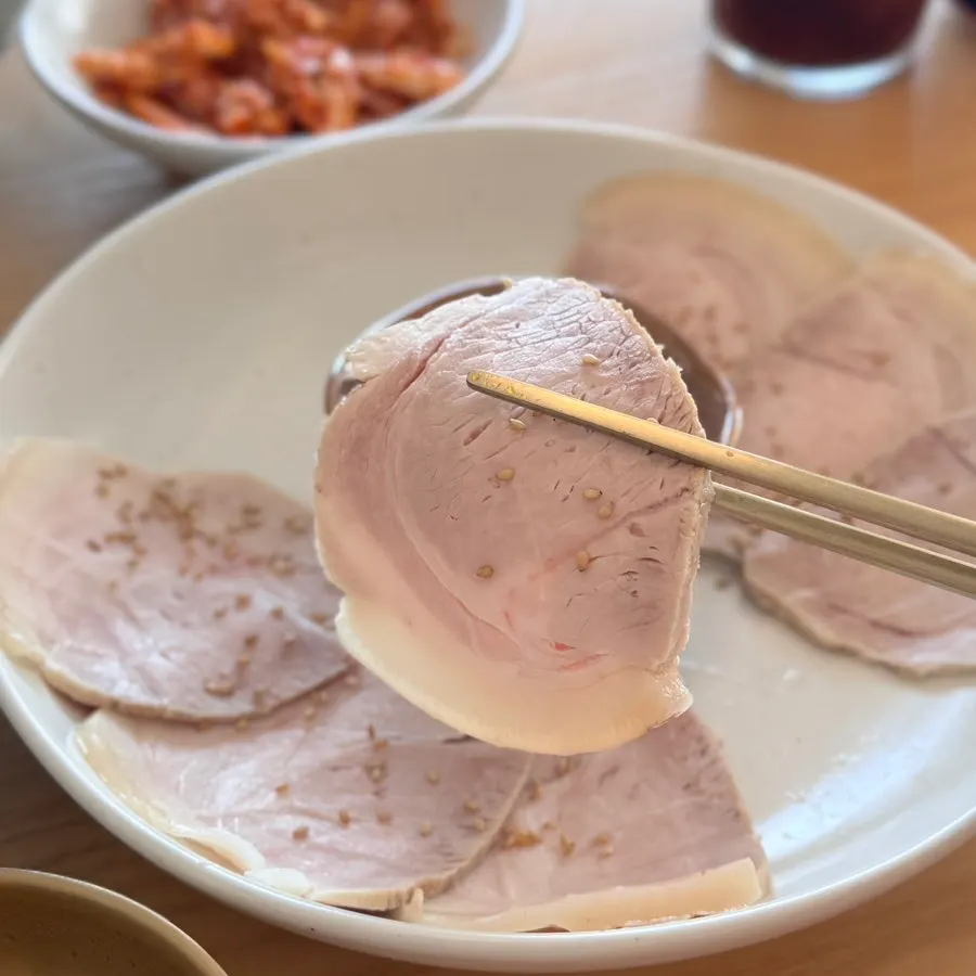 날치알과 배추 겉절이를 곁들인 냉제육