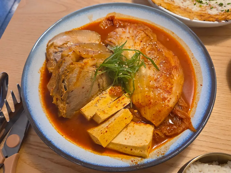 기본으로 나온 소고기무국과 겉절이