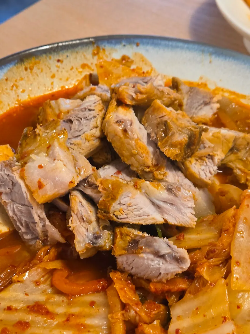 두부와 포기김치가 올라간 김치찜 냄비