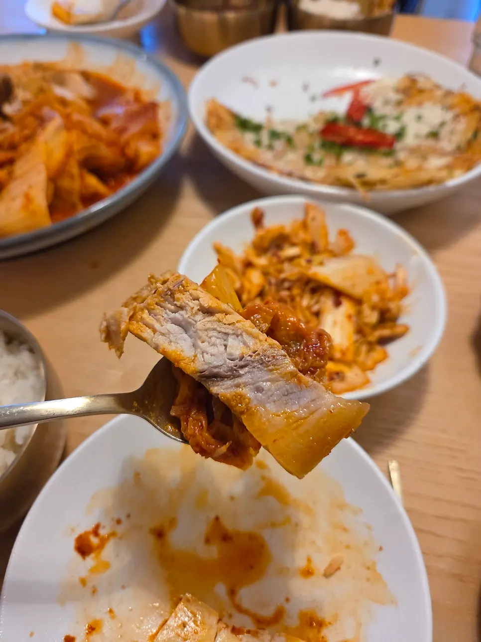 가위로 자른 두툼한 앞다리살 김치찜