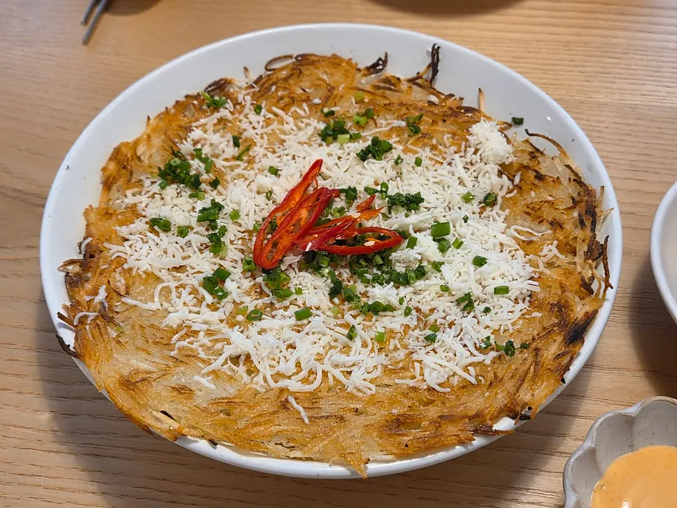 흰쌀밥에 올린 김치찜 한 점