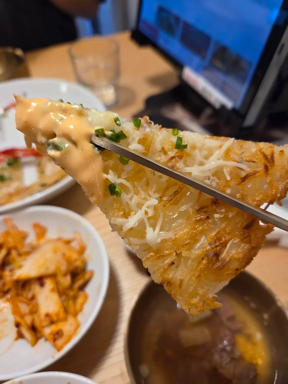 치즈가루를 뿌린 고유 치즈감자전