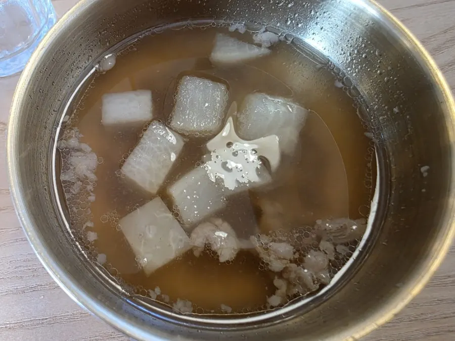 Basic side dish of beef radish soup