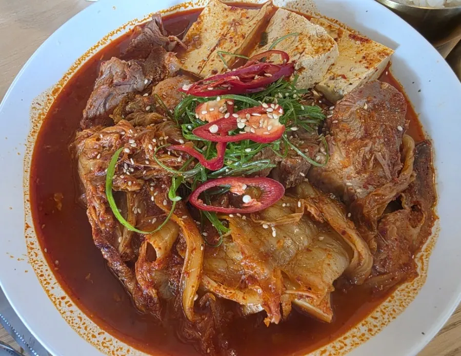 Table setting for the braised pork whole-cabbage kimchi stew for two