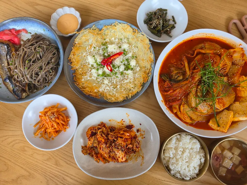 Table setting inside Goyu