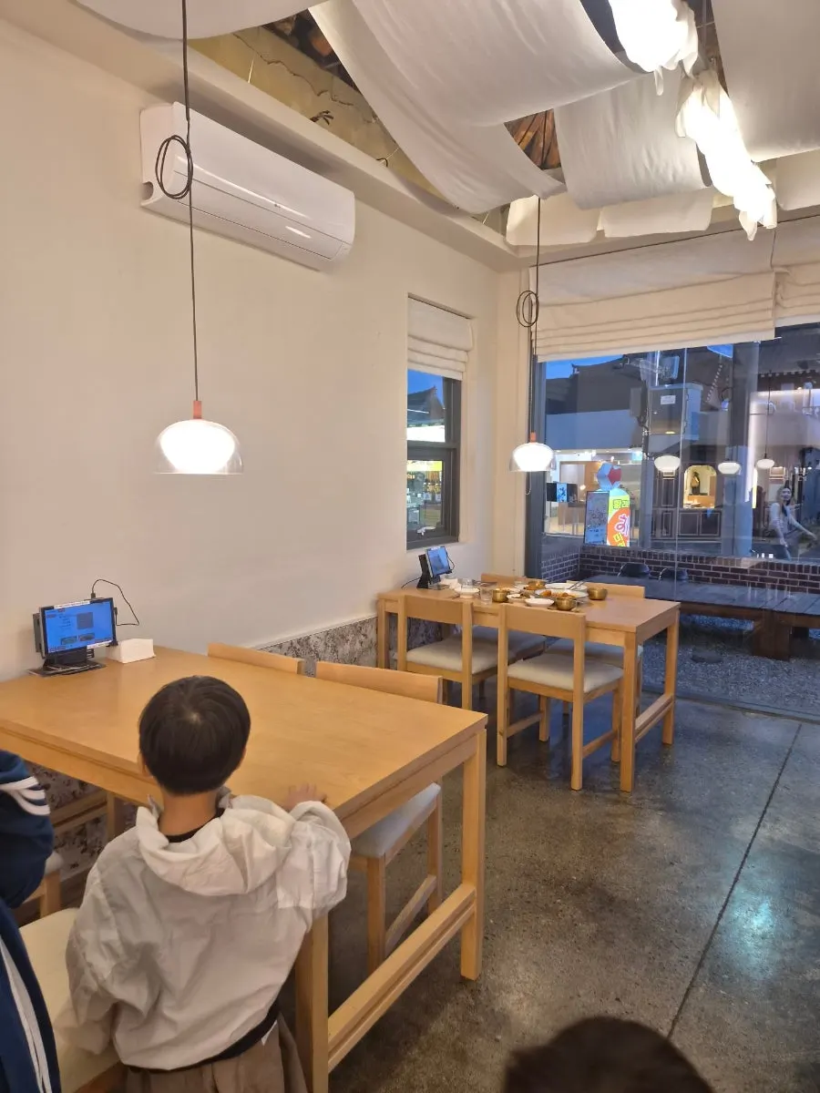 고유 입구와 주변 거리 모습