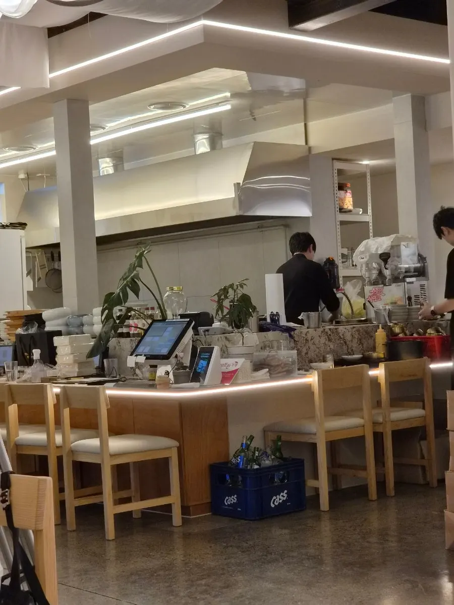 저녁 조명이 켜진 고유 한옥 외관